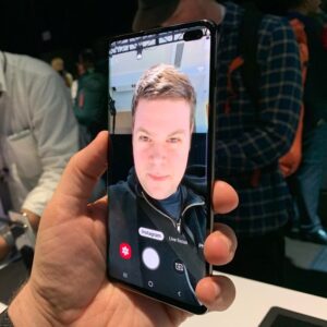 Samsung galaxy s10 face unlock beaten photo